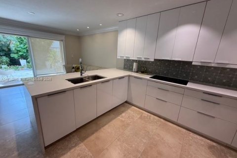 Townhouse in Miami, Florida 4 bedrooms, 171.5 sq.m. № 2052737 - photo 5