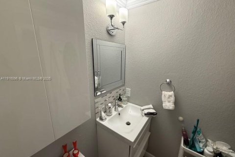 Townhouse in Miami, Florida 4 bedrooms, 171.5 sq.m. № 2052737 - photo 21