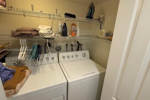 Townhouse in Miami, Florida 4 bedrooms, 171.5 sq.m. № 2052737 - photo 19