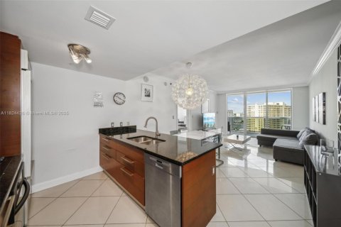 Condo in Hallandale Beach, Florida, 2 bedrooms  № 1888753 - photo 9