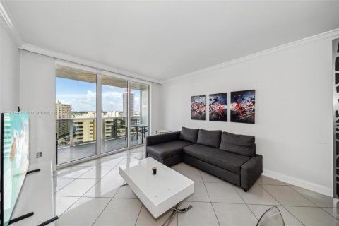Condo in Hallandale Beach, Florida, 2 bedrooms  № 1888753 - photo 3