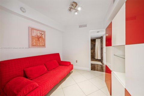 Condo in Hallandale Beach, Florida, 2 bedrooms  № 1888753 - photo 19