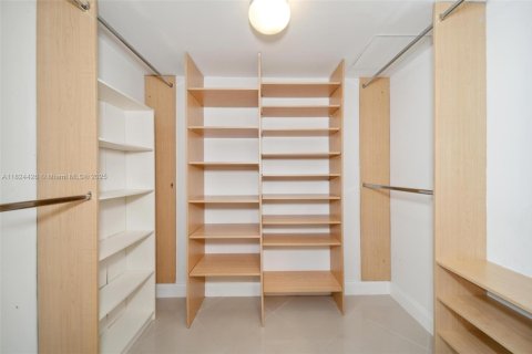 Condo in Hallandale Beach, Florida, 2 bedrooms  № 1888753 - photo 17