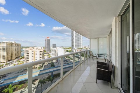 Condo in Hallandale Beach, Florida, 2 bedrooms  № 1888753 - photo 24