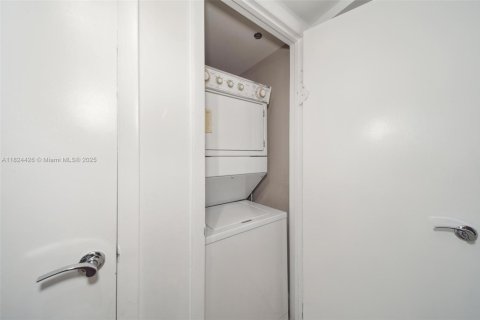Condo in Hallandale Beach, Florida, 2 bedrooms  № 1888753 - photo 10
