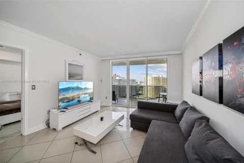 Condo in Hallandale Beach, Florida, 2 bedrooms  № 1888753 - photo 1
