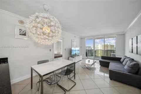 Condo in Hallandale Beach, Florida, 2 bedrooms  № 1888753 - photo 8