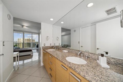 Condo in Hallandale Beach, Florida, 2 bedrooms  № 1888753 - photo 15