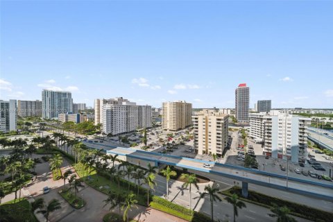 Condo in Hallandale Beach, Florida, 2 bedrooms  № 1888753 - photo 23
