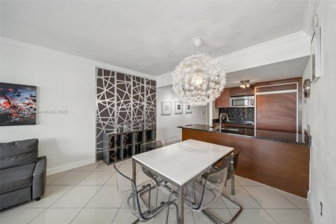Condo in Hallandale Beach, Florida, 2 bedrooms  № 1888753 - photo 2