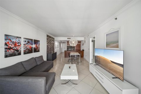 Condo in Hallandale Beach, Florida, 2 bedrooms  № 1888753 - photo 7