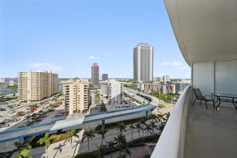 Condo in Hallandale Beach, Florida, 2 bedrooms  № 1888753 - photo 21