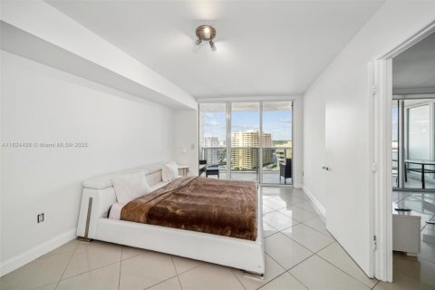 Condo in Hallandale Beach, Florida, 2 bedrooms  № 1888753 - photo 12