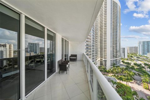 Condo in Hallandale Beach, Florida, 2 bedrooms  № 1888753 - photo 22