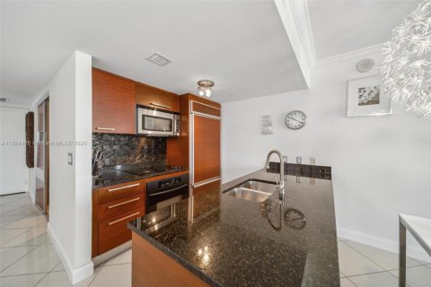 Condo in Hallandale Beach, Florida, 2 bedrooms  № 1888753 - photo 6