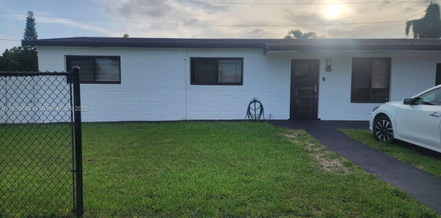 House in Miami, Florida 4 bedrooms, 120.4 sq.m. № 1811828