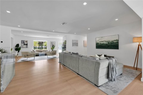 Casa en venta en Biscayne Park, Florida, 4 dormitorios, 265.33 m2 № 1981259 - foto 13