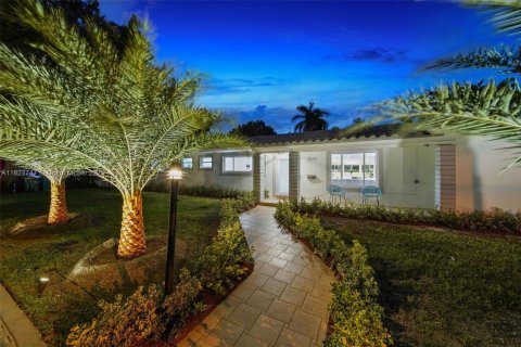 Casa en venta en Biscayne Park, Florida, 4 dormitorios, 265.33 m2 № 1981259 - foto 1