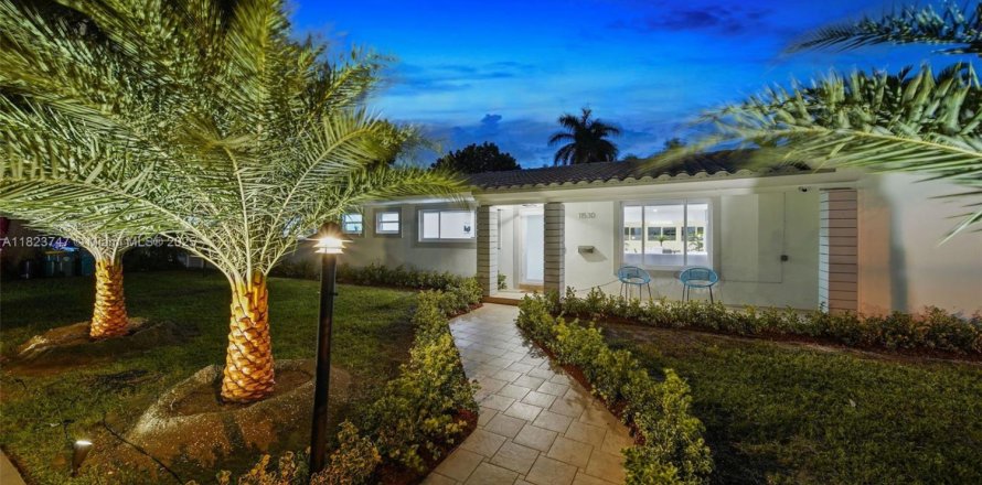 Casa en Biscayne Park, Florida 4 dormitorios, 265.33 m2 № 1981259