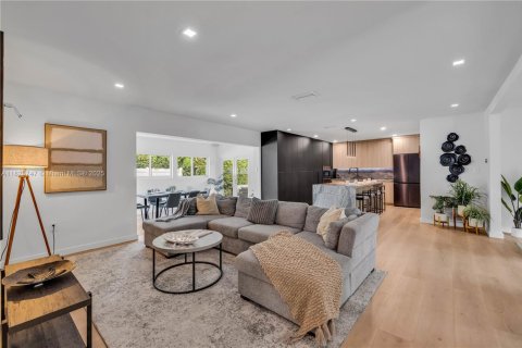 Casa en venta en Biscayne Park, Florida, 4 dormitorios, 265.33 m2 № 1981259 - foto 5