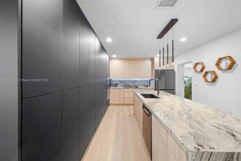 Casa en venta en Biscayne Park, Florida, 4 dormitorios, 265.33 m2 № 1981259 - foto 24