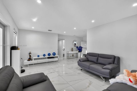 Villa ou maison à vendre à Miami Gardens, Floride: 4 chambres, 186.83 m2 № 2055666 - photo 13