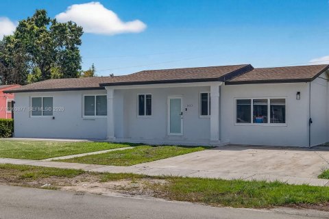 Casa en venta en Miami Gardens, Florida, 4 dormitorios, 186.83 m2 № 2055666 - foto 1