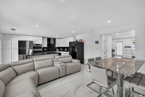 Casa en venta en Miami Gardens, Florida, 4 dormitorios, 186.83 m2 № 2055666 - foto 6