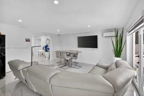 Casa en venta en Miami Gardens, Florida, 4 dormitorios, 186.83 m2 № 2055666 - foto 8