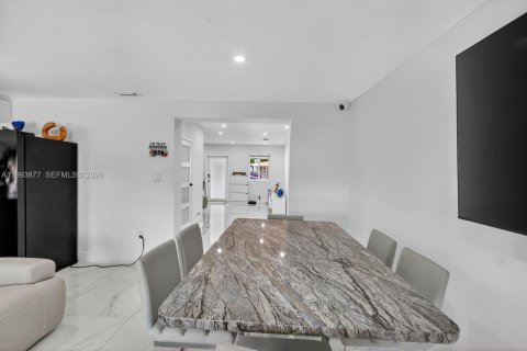 Casa en venta en Miami Gardens, Florida, 4 dormitorios, 186.83 m2 № 2055666 - foto 9