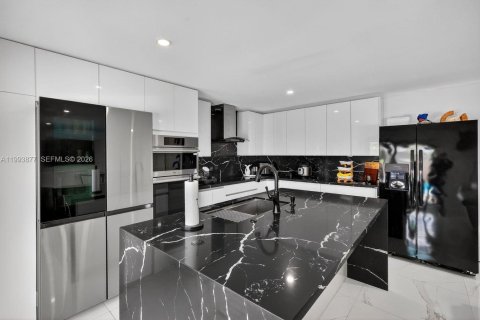 Casa en venta en Miami Gardens, Florida, 4 dormitorios, 186.83 m2 № 2055666 - foto 4