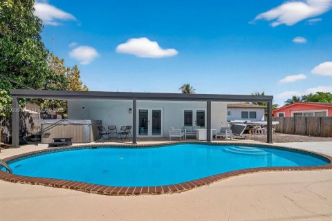 Casa en venta en Miami Gardens, Florida, 4 dormitorios, 186.83 m2 № 2055666 - foto 2