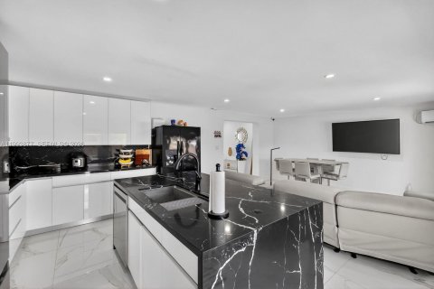 Casa en venta en Miami Gardens, Florida, 4 dormitorios, 186.83 m2 № 2055666 - foto 5