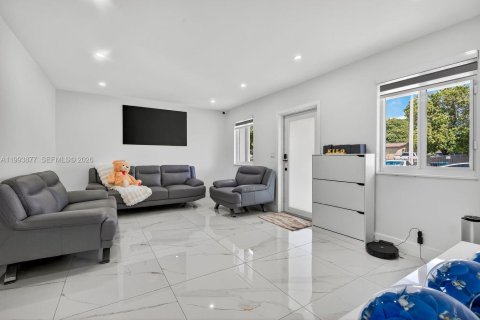 Villa ou maison à vendre à Miami Gardens, Floride: 4 chambres, 186.83 m2 № 2055666 - photo 12