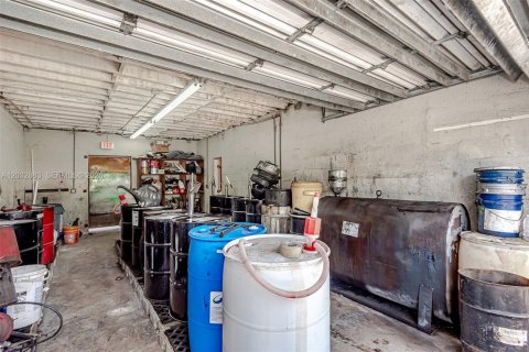 Propiedad comercial en venta en West Park, Florida № 2158396 - foto 28