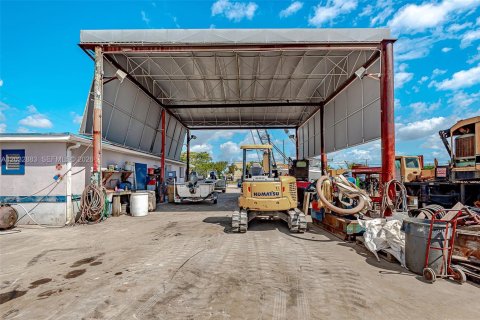 Propiedad comercial en venta en West Park, Florida № 2158396 - foto 22