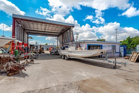 Propiedad comercial en venta en West Park, Florida № 2158396 - foto 21