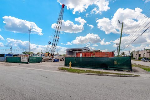 Propiedad comercial en venta en West Park, Florida № 2158396 - foto 15