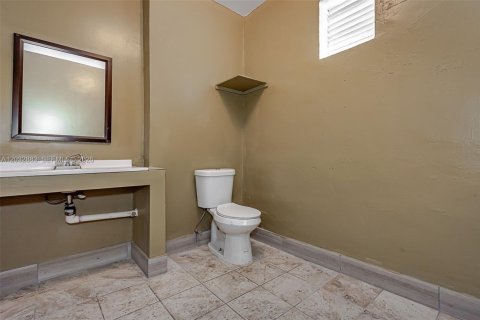 Propiedad comercial en venta en West Park, Florida № 2158396 - foto 27