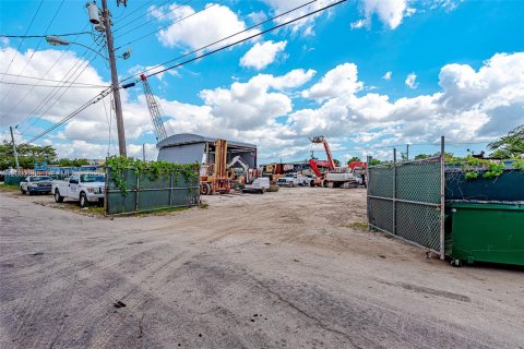 Propiedad comercial en venta en West Park, Florida № 2158396 - foto 13