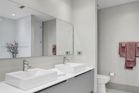Condo in Miami, Florida, 3 bedrooms  № 2060933 - photo 17