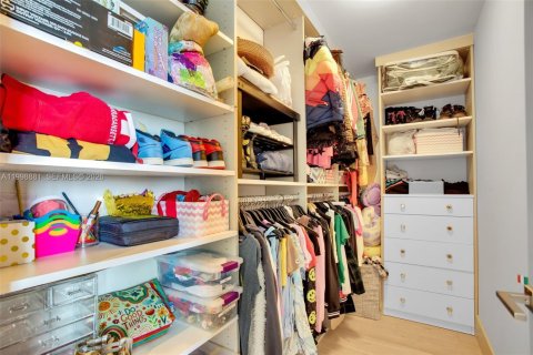 Condo in Miami, Florida, 3 bedrooms  № 2060933 - photo 15