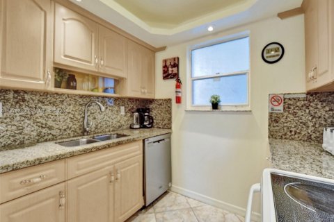 Copropriété à louer à Sunny Isles Beach, Floride: 2 chambres, 81.48 m2 № 2041499 - photo 11