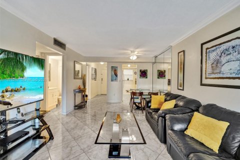 Copropriété à louer à Sunny Isles Beach, Floride: 2 chambres, 81.48 m2 № 2041499 - photo 9
