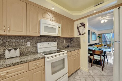Copropriété à louer à Sunny Isles Beach, Floride: 2 chambres, 81.48 m2 № 2041499 - photo 14