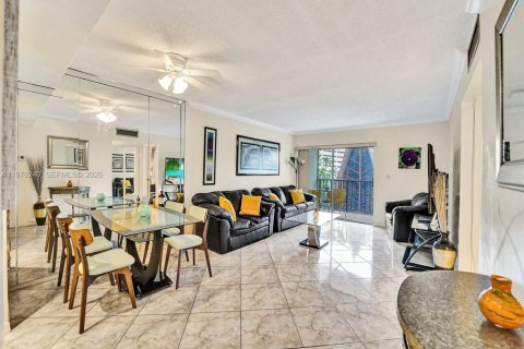 Copropriété à louer à Sunny Isles Beach, Floride: 2 chambres, 81.48 m2 № 2041499 - photo 4