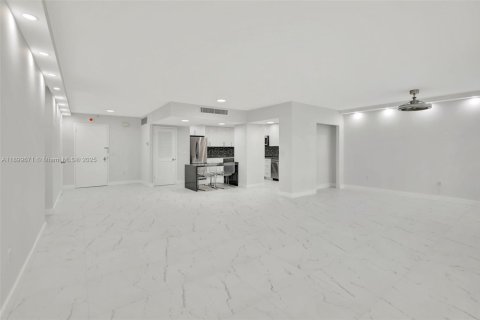 Condominio en alquiler en Bal Harbour, Florida, 2 dormitorios, 156.82 m2 № 1951278 - foto 17