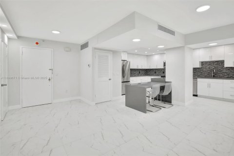 Condominio en alquiler en Bal Harbour, Florida, 2 dormitorios, 156.82 m2 № 1951278 - foto 15