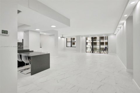 Condominio en alquiler en Bal Harbour, Florida, 2 dormitorios, 156.82 m2 № 1951278 - foto 6