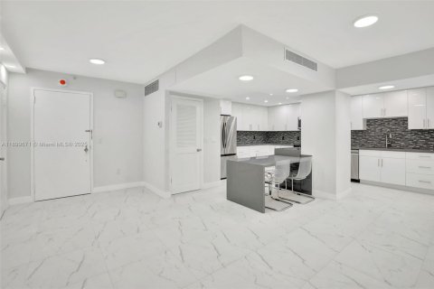 Condominio en alquiler en Bal Harbour, Florida, 2 dormitorios, 156.82 m2 № 1951278 - foto 9